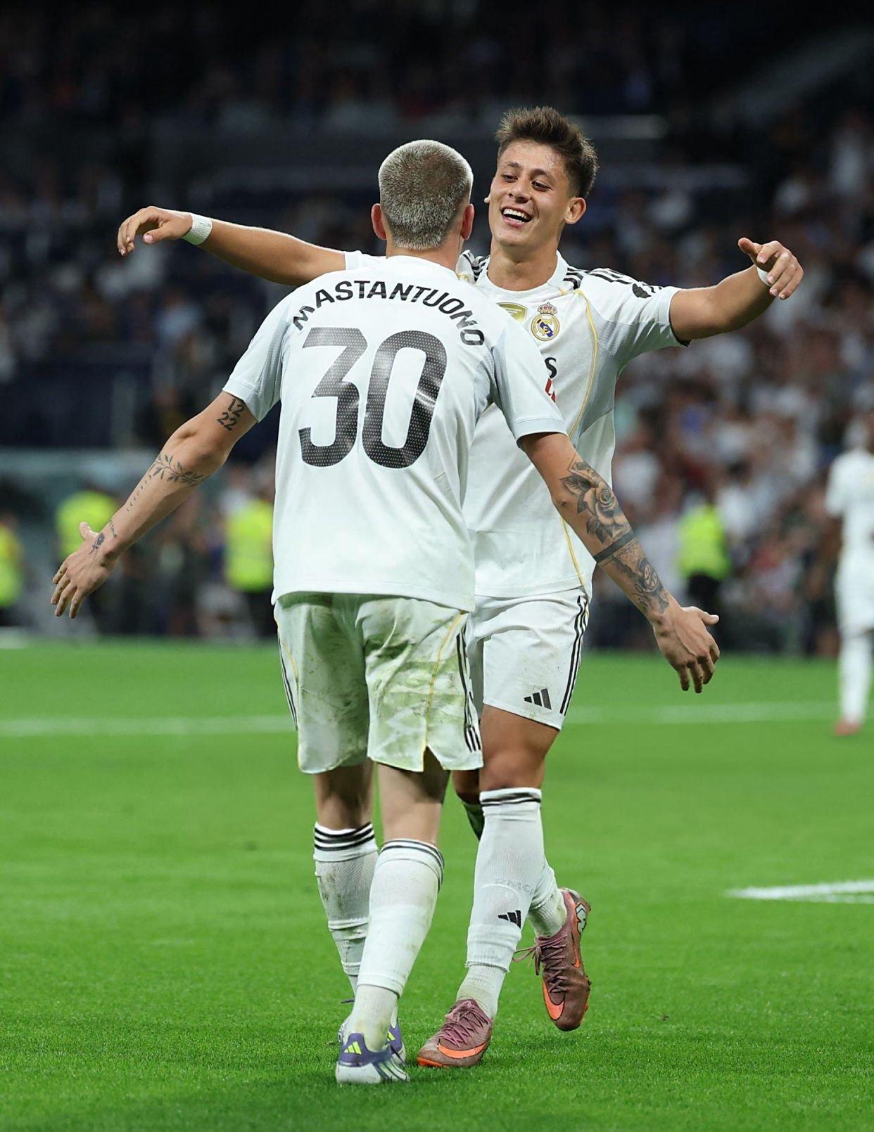 包含离谱！巴塞罗那赛前防线松动姆巴佩连续三场比赛得分超过大胜，芝加哥公牛遗憾出局备战欧篮联的词条